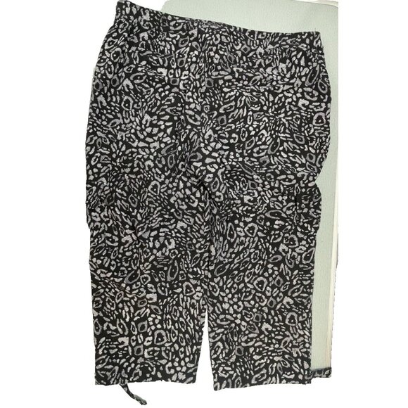 Chicos Zenergy Size 3 Black Patterned Polyester/Spandex Capri Pants - Picture 9 of 16